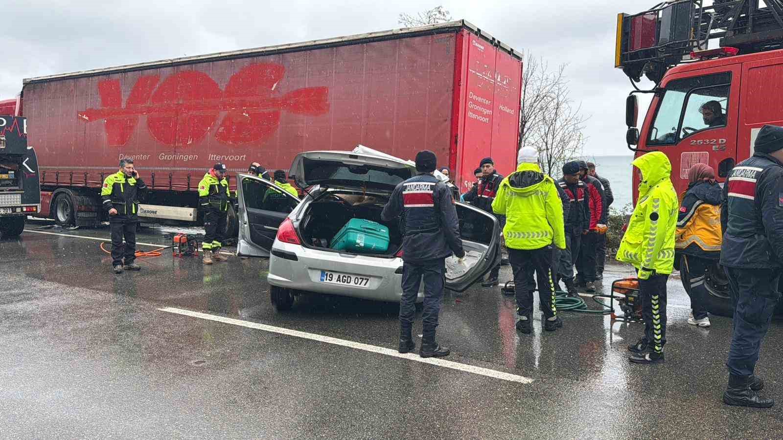 Artvin&rsquo;de otomobil park halindeki tıra &ccedil;arptı: 2 &ouml;l&uuml;, 1 yaralı
