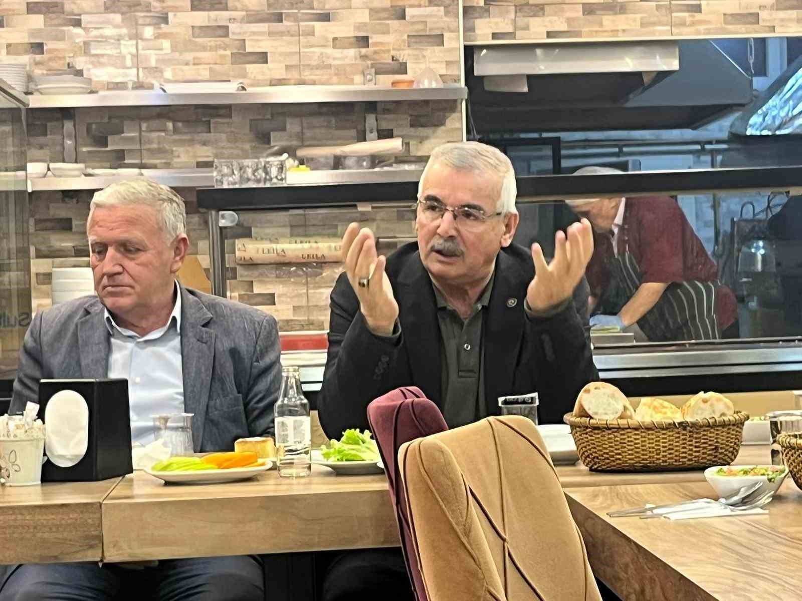 Tavşanlı&rsquo;da &rsquo;Dereboyu&rsquo; muhtarlarıyla iftar sofrasında tarım mesaisi
