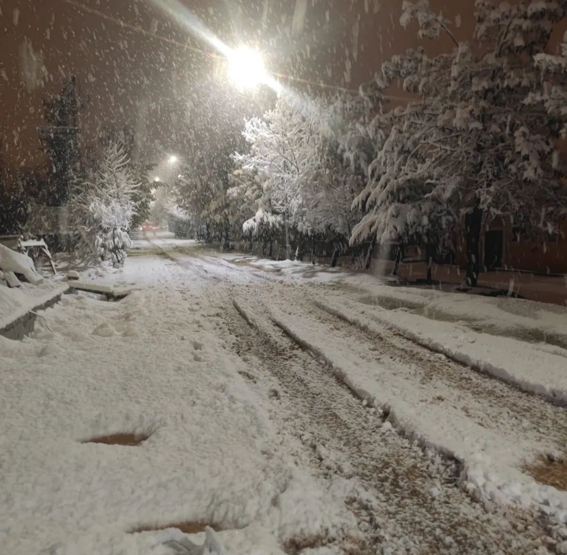 Siirt&rsquo;te 3 il&ccedil;ede eğitime kar engeli
