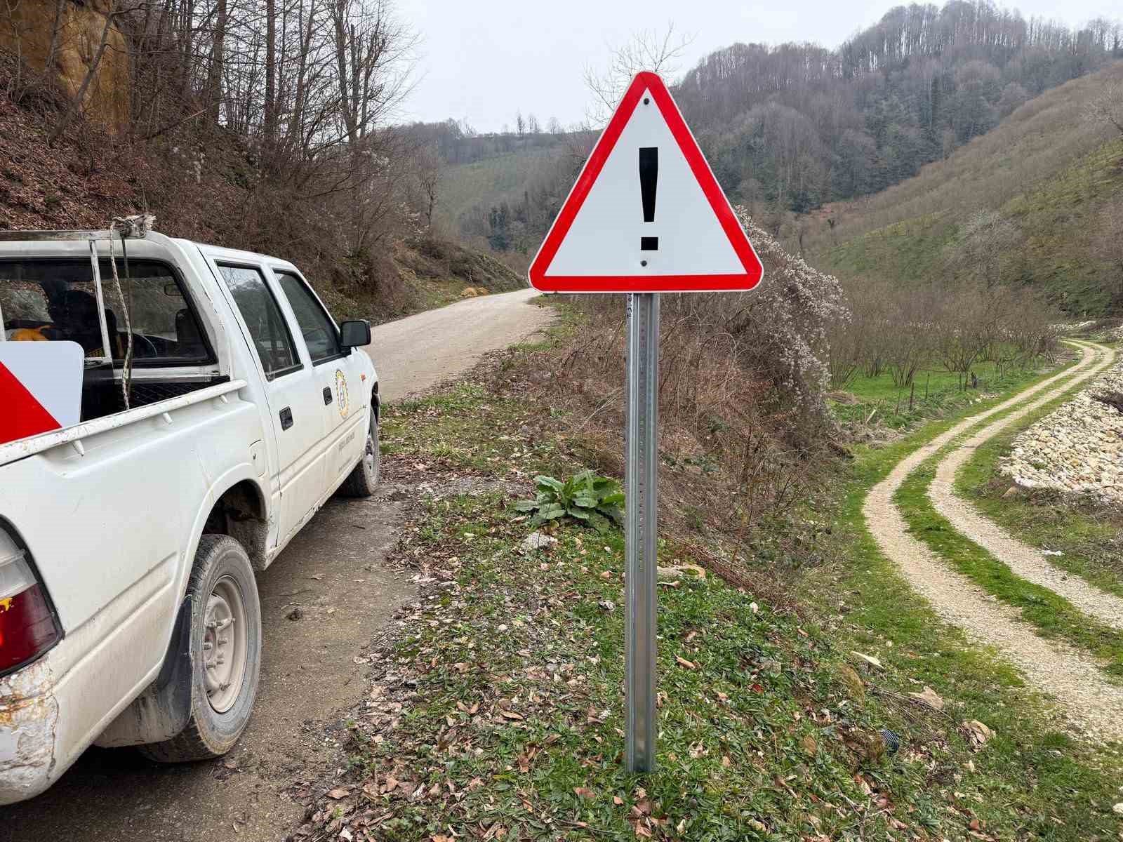 K&ouml;y yollarında tabela &ccedil;alışmaları s&uuml;r&uuml;yor
