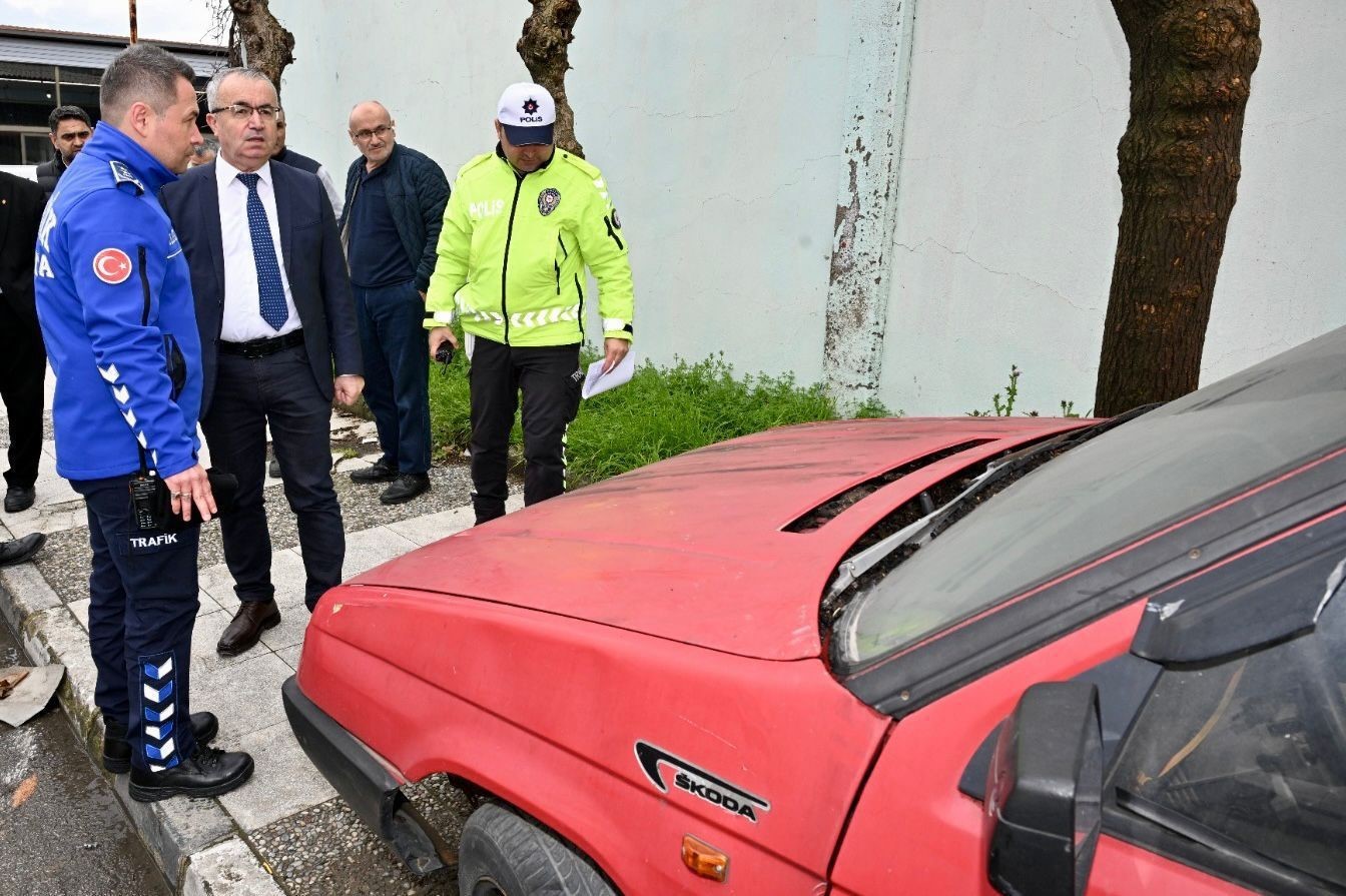 Manisa&rsquo;da sahipsiz ve hurda ara&ccedil;lar kaldırılıyor
