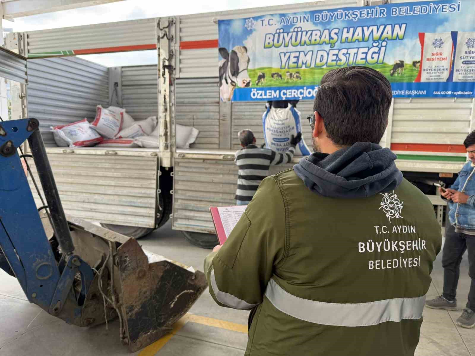 Başkan &Ccedil;er&ccedil;ioğlu&rsquo;nun k&uuml;&ccedil;&uuml;k &uuml;reticilere yem destekleri devam ediyor
