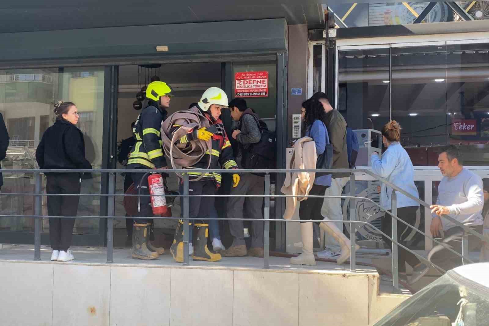 Mersin&rsquo;de baca yangını korkuttu
