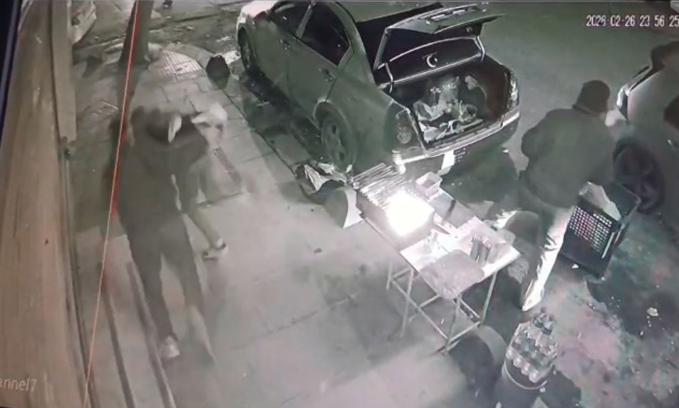 Sultangazi&rsquo;de kaldırımdakilere ateş a&ccedil;ıp ka&ccedil;tılar, o anlar kamerada
