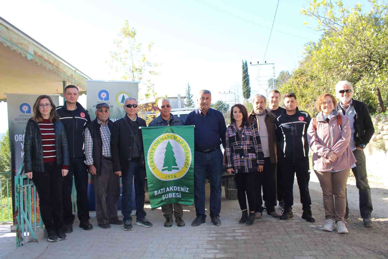 Antalya B&uuml;y&uuml;kşehir Belediyesi orman yangınlarıyla m&uuml;cadelesini s&uuml;rd&uuml;r&uuml;yor

