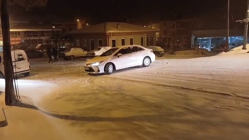 Çelikhan ilçesinde kar yağışı