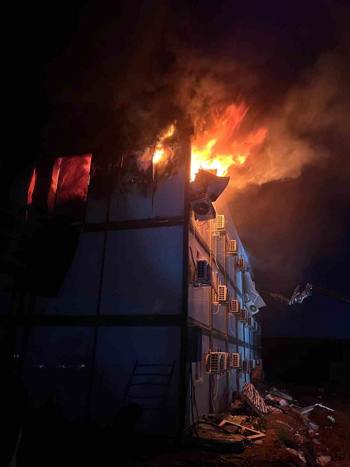 İş&ccedil;i konteynerinde &ccedil;ıkan yangın kontrol altına alındı
