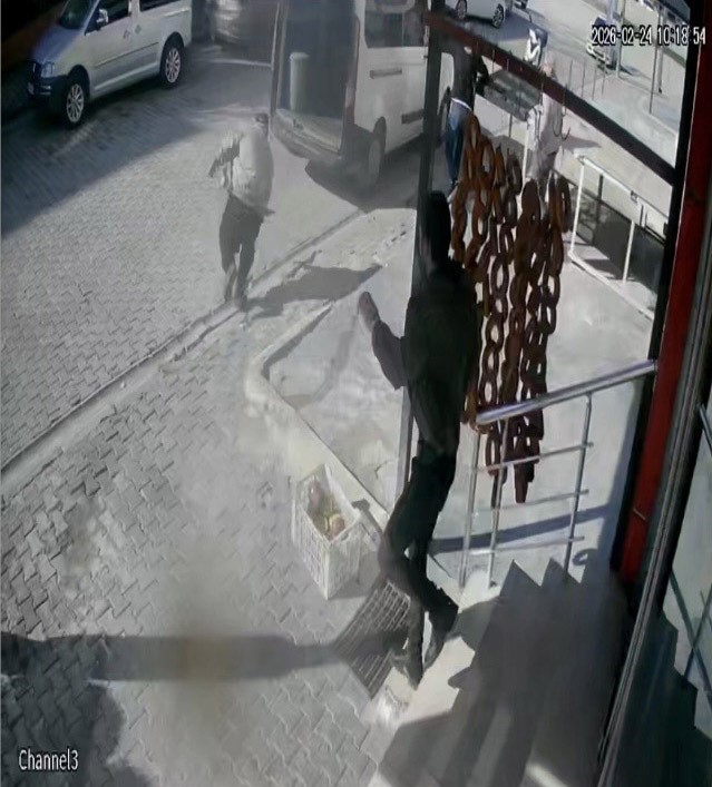 El freni boşalan minib&uuml;s ana yola indi, facia son anda &ouml;nledi
