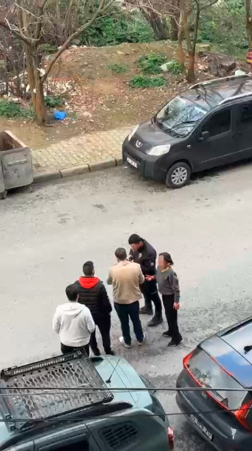 Boşanma aşamasında olduğu eşinin sevgilisine sokakta bı&ccedil;akla saldırdı
