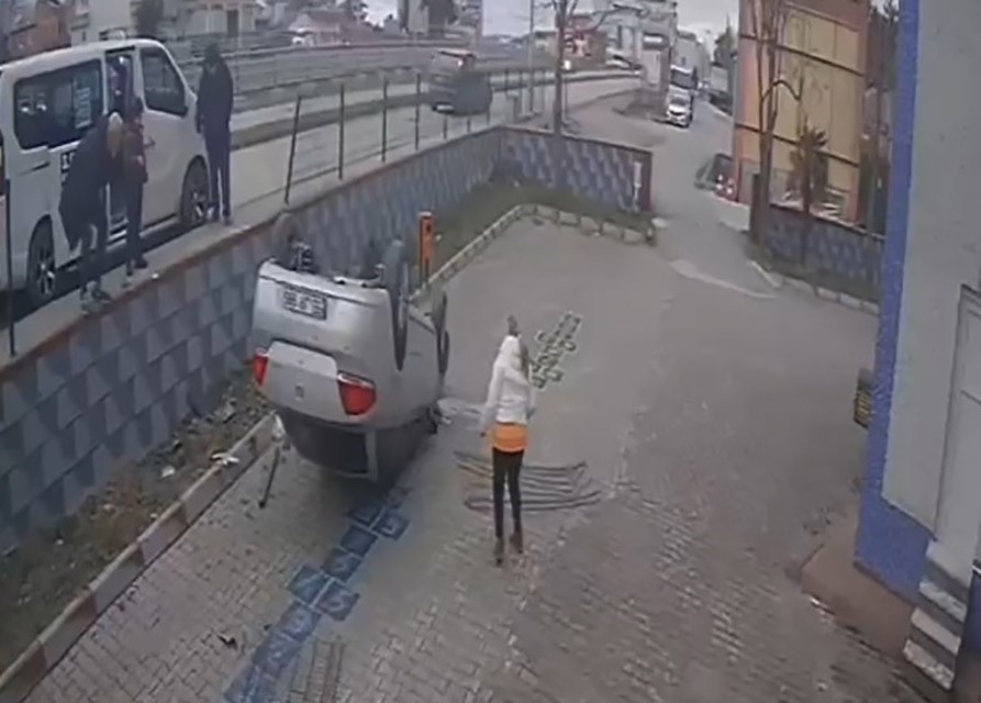 Bafra&rsquo;da otomobil cami bah&ccedil;esine u&ccedil;tu
