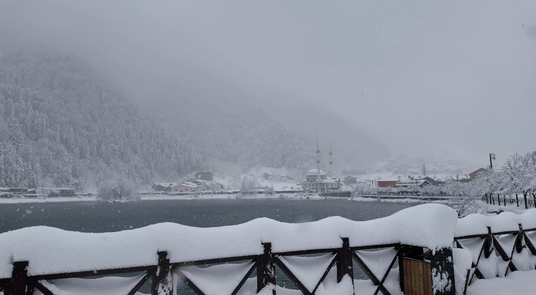 Uzung&ouml;l beyaza b&uuml;r&uuml;nd&uuml;: Kar kalınlığı 1 metreyi aştı
