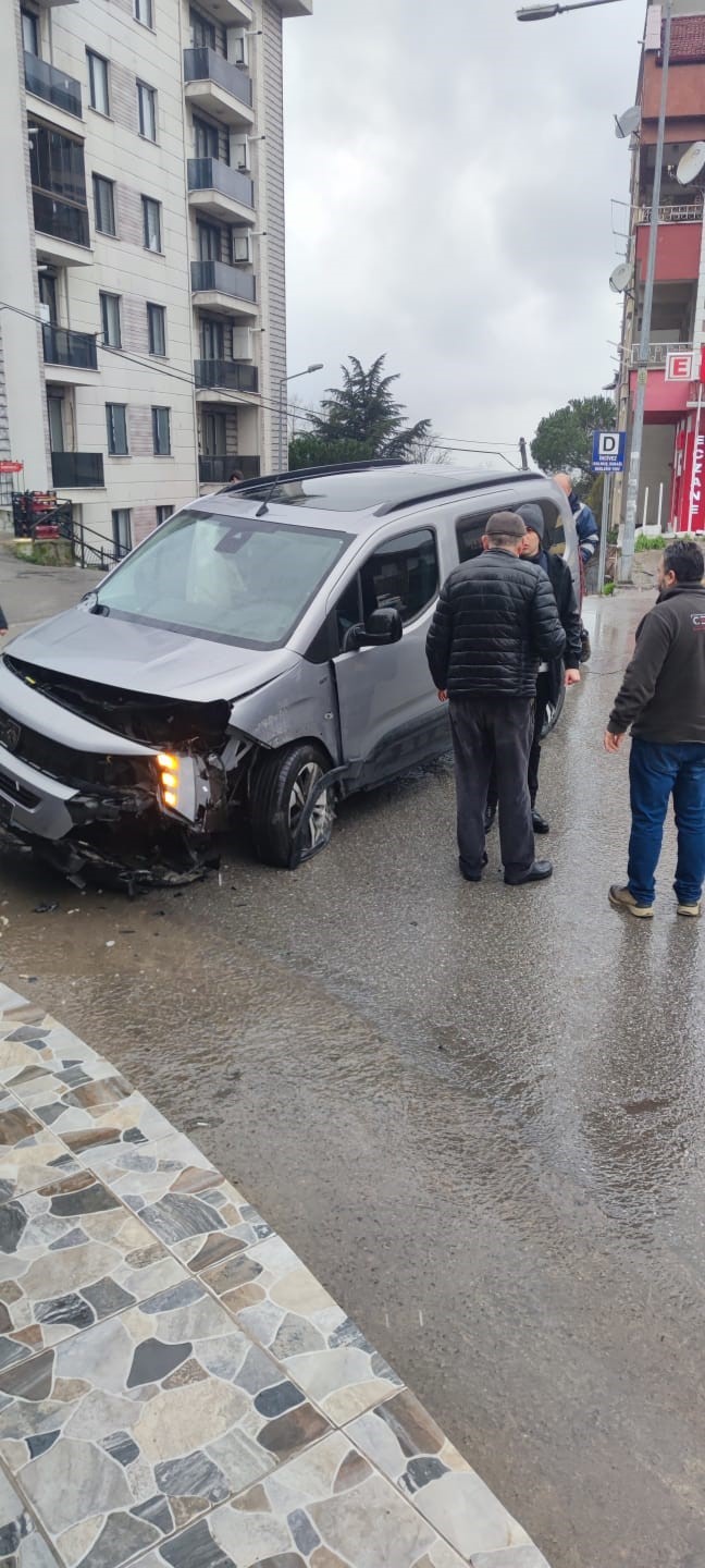 Kazada yaralanan gen&ccedil; &ouml;ğretmen hastanede hayat m&uuml;cadelesini kaybetti
