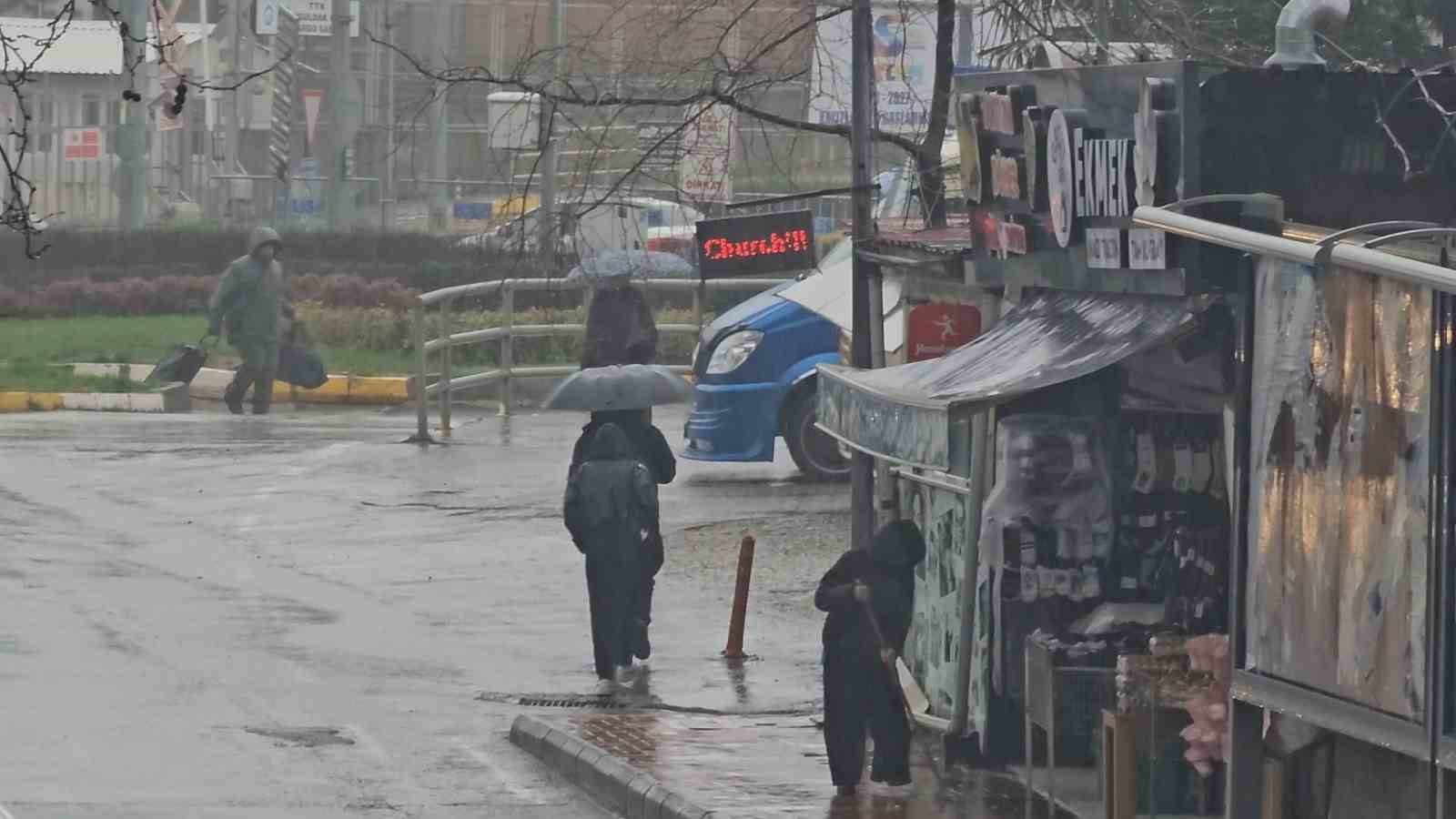 Zonguldak&rsquo;ta sağanak yağış s&uuml;rprizi: Hazırlıksız yakalananlar sa&ccedil;ak altlarına sığındı
