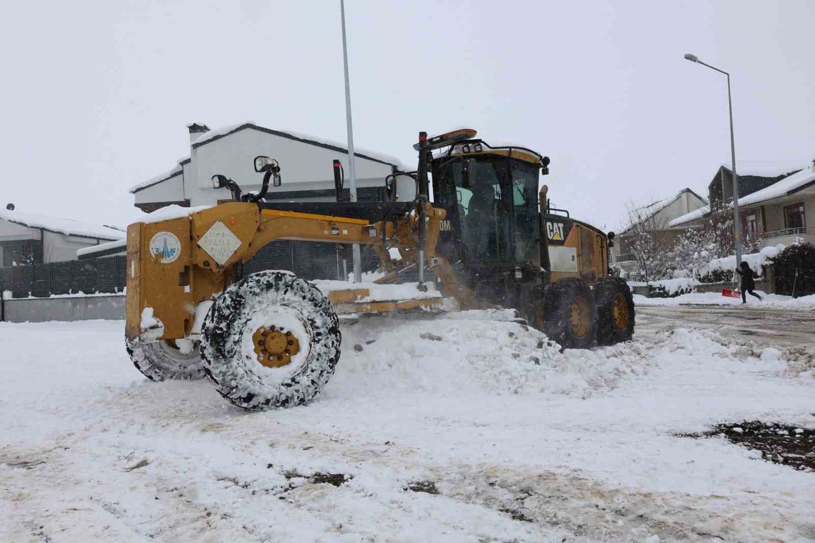 Aziziye&rsquo;de karla m&uuml;cadele seferberliği
