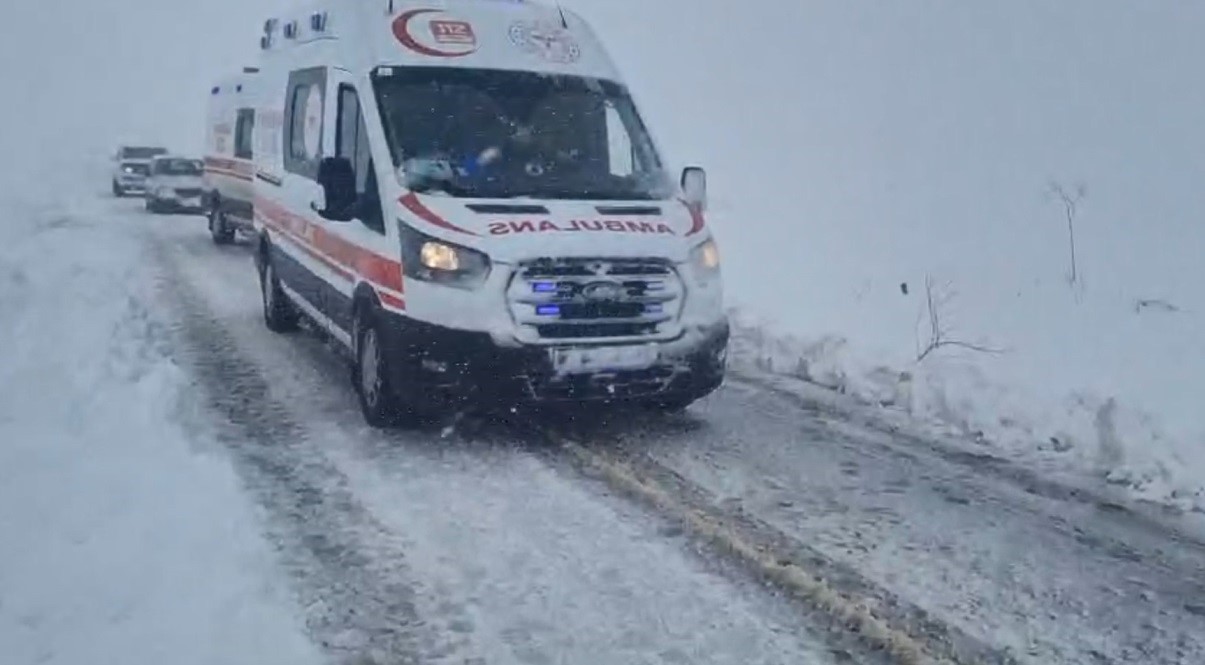 Kars&rsquo;ta ambulanslara kar ge&ccedil;it vermedi

