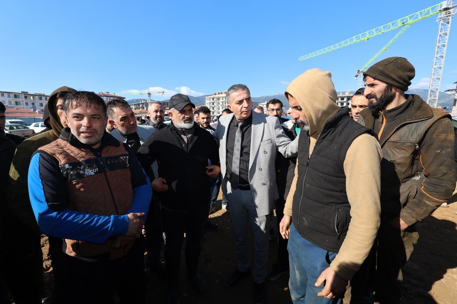 Başkan Şimşek&rsquo;ten yangın &ccedil;ıkan TOKİ şantiyesinde inceleme
