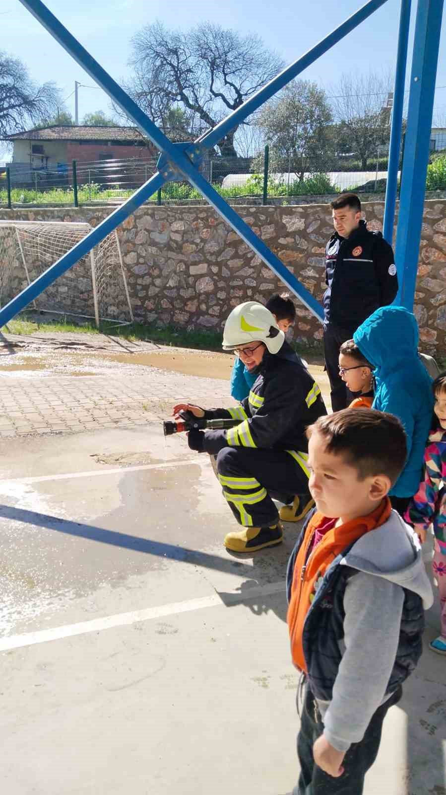 Miniklere yangın g&uuml;venliği eğitimi
