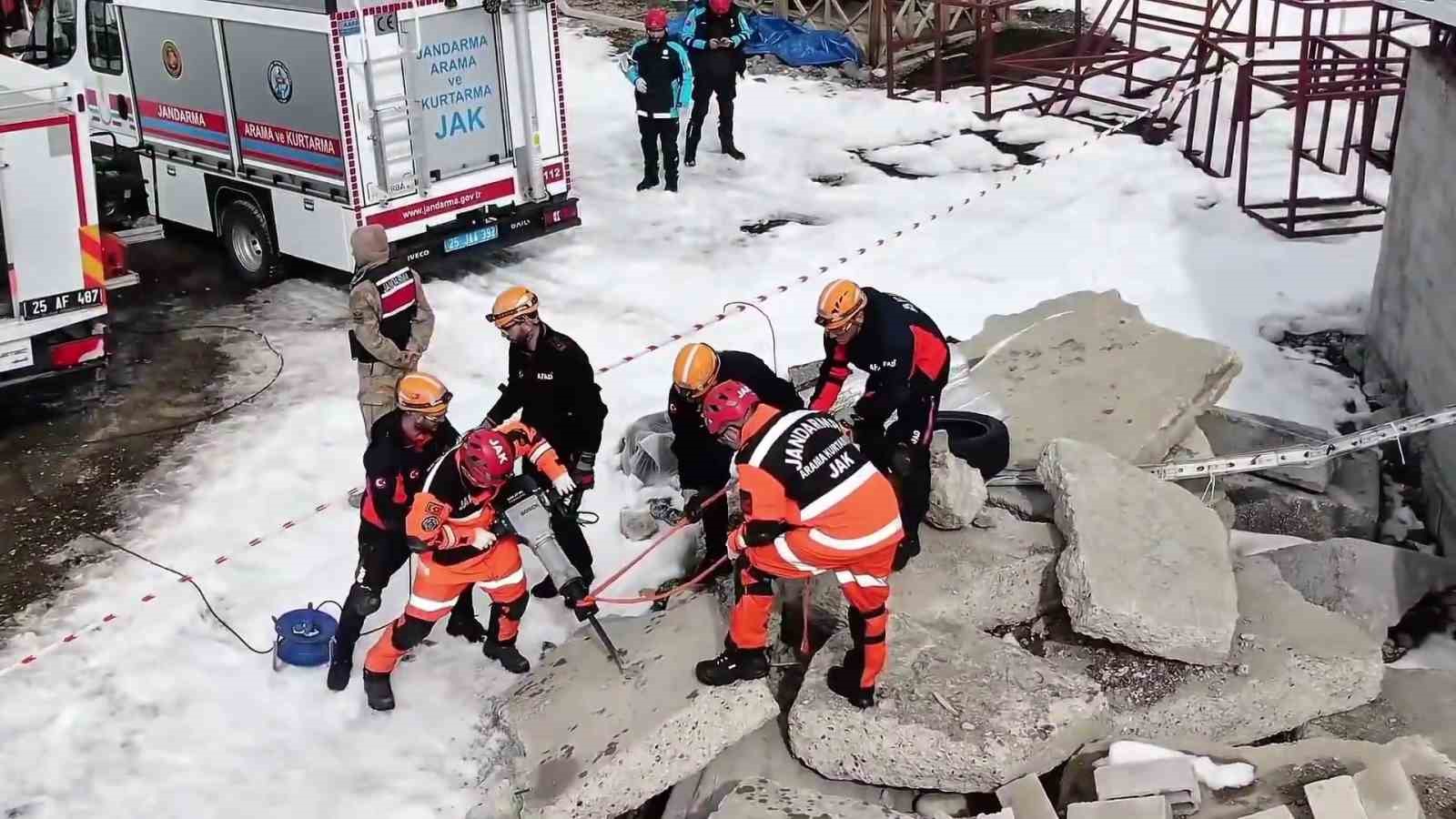 JAK timinden ağır kış şartlarına m&uuml;dahale tatbikatı
