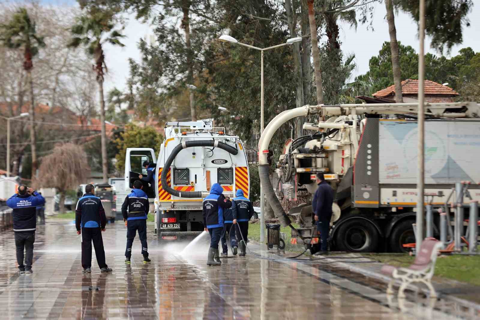 K&ouml;yceğiz g&ouml;l&uuml;nde sular &ccedil;ekildi, temizlik başladı
