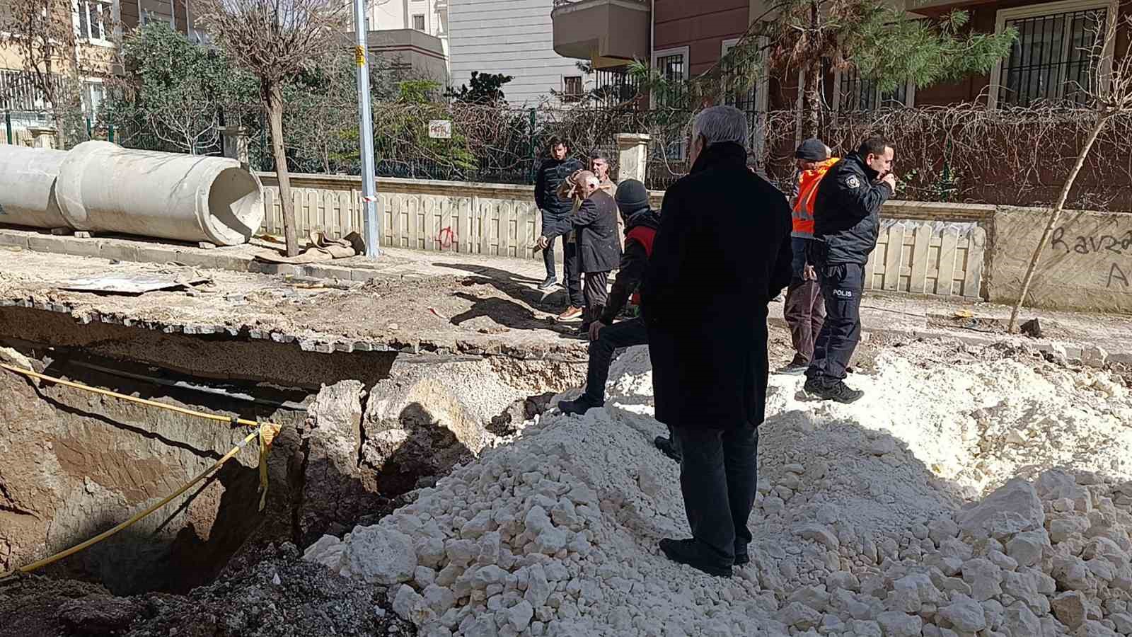 Şanlıurfa&rsquo;da g&ouml;&ccedil;&uuml;k altında kalan 2 iş&ccedil;i kurtarıldı
