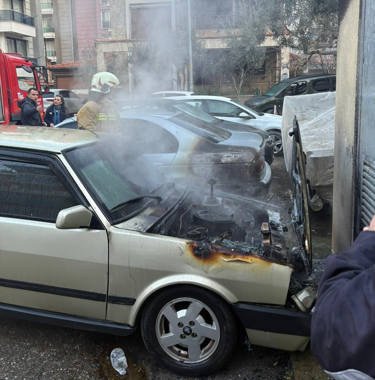 Salihli&rsquo;de yangın paniği: Park halindeki 2 otomobil yandı
