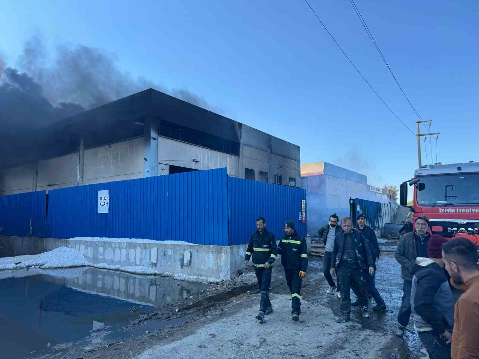 Torbalı&rsquo;da geri d&ouml;n&uuml;ş&uuml;m fabrikasında yangın
