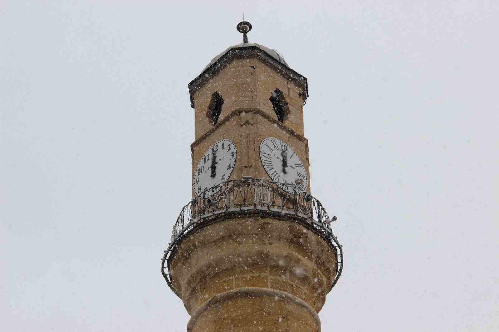 &Ccedil;orum&rsquo;da kar yağışı etkili oluyor
