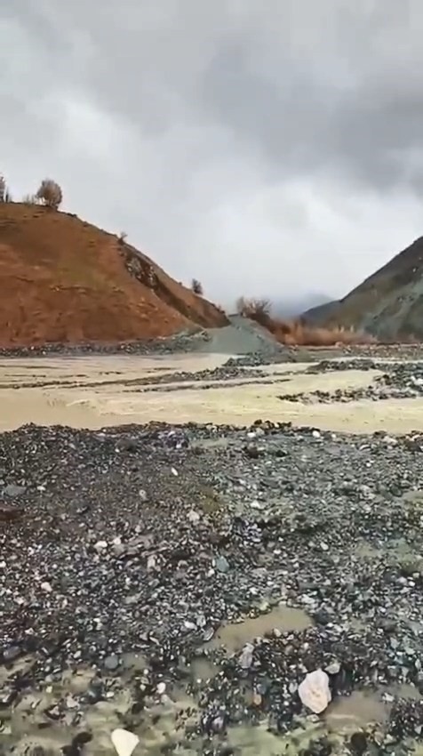 Heyelan nedeniyle a&ccedil;ılan alternatif yol sular altında kaldı
