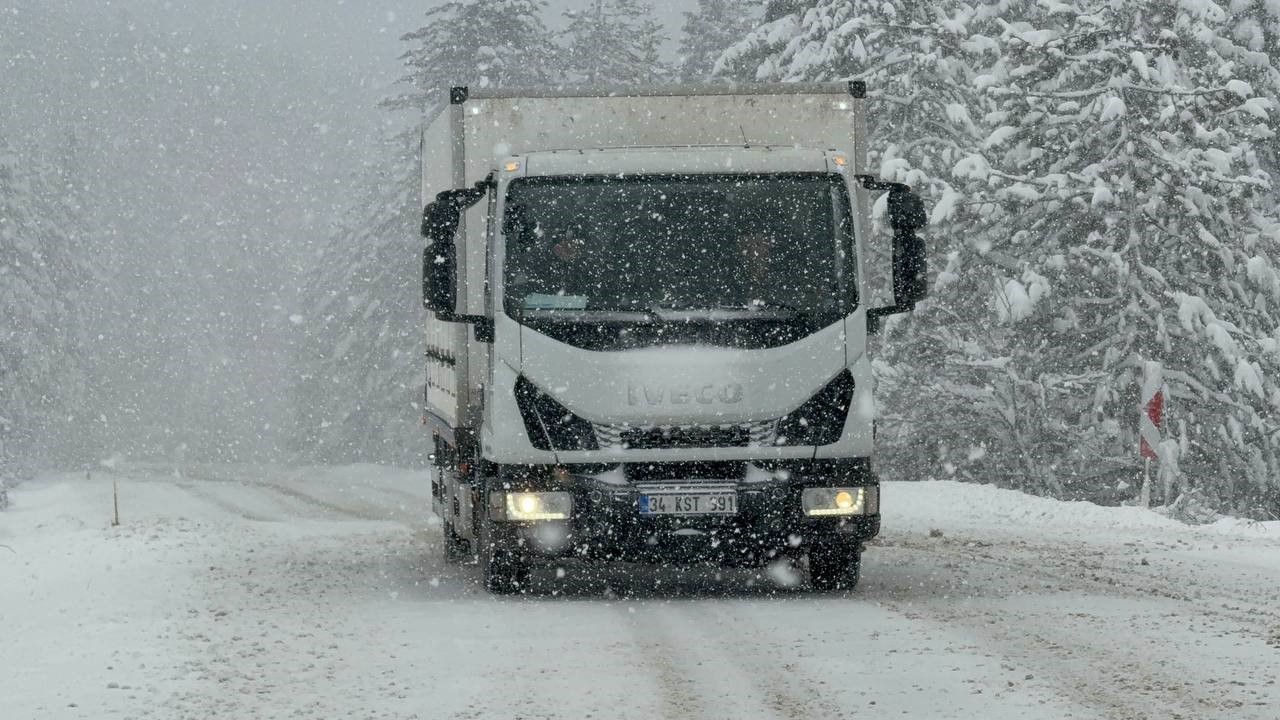 Ahmetusta ge&ccedil;idi&rsquo;nde kar mesaisi: Ekipler seferber oldu
