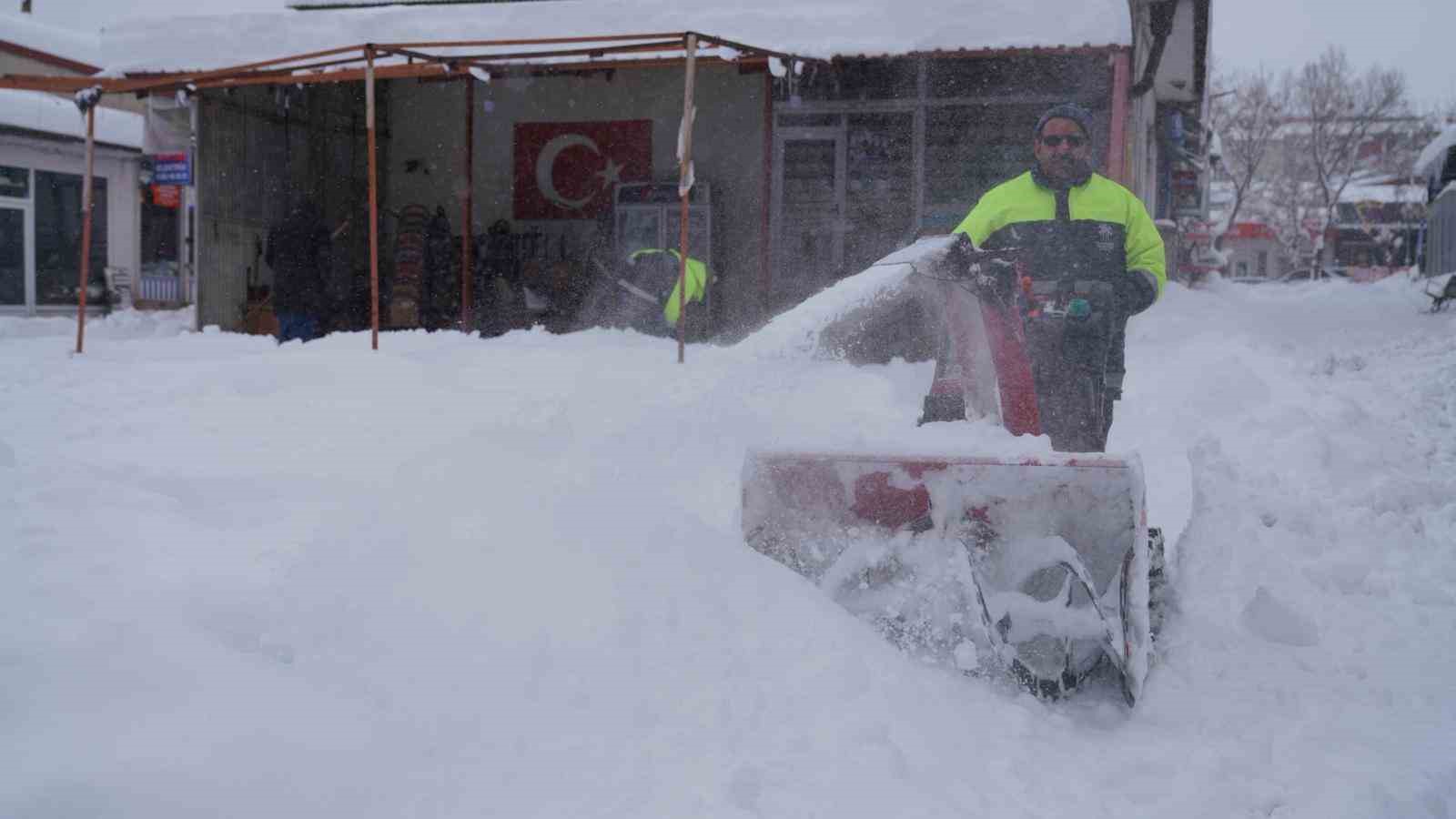 Paland&ouml;ken Belediyesi karla m&uuml;cadelede sahada
