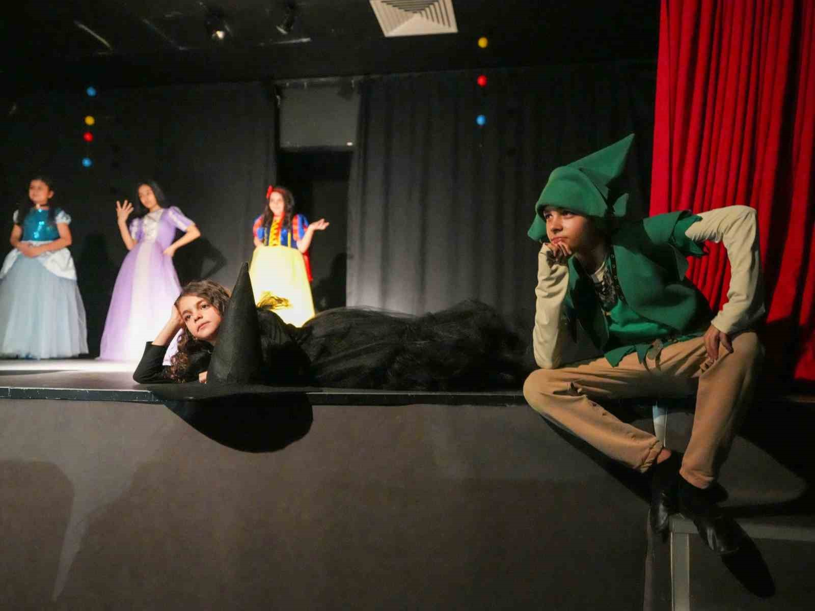 Tarsus&rsquo;ta &ccedil;ocuklardan anlamlı tiyatro g&ouml;sterisi
