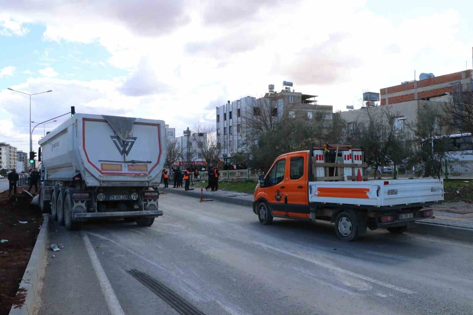 Hafriyat kamyonları &ccedil;arpıştı: 1 yaralı
