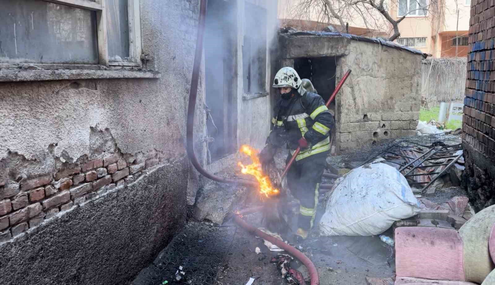 Apartmanın k&ouml;m&uuml;rl&uuml;ğ&uuml;ndeki yangın paniğe neden oldu
