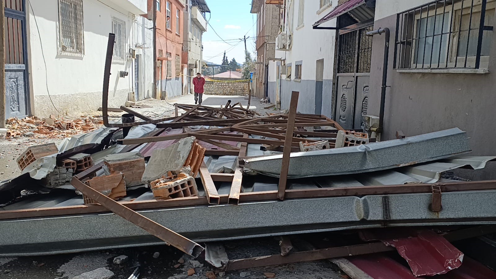Kahramanmaraş&rsquo;ta fırtına &ccedil;atıları u&ccedil;urdu
