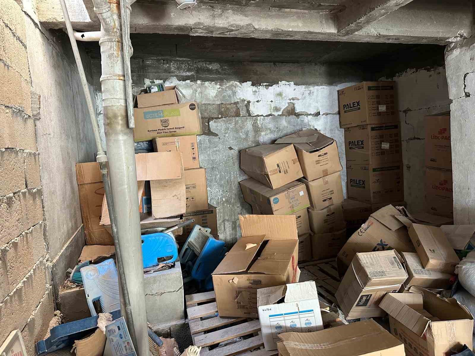 Temizlik deposundan binlerce malzeme &ccedil;alındı

