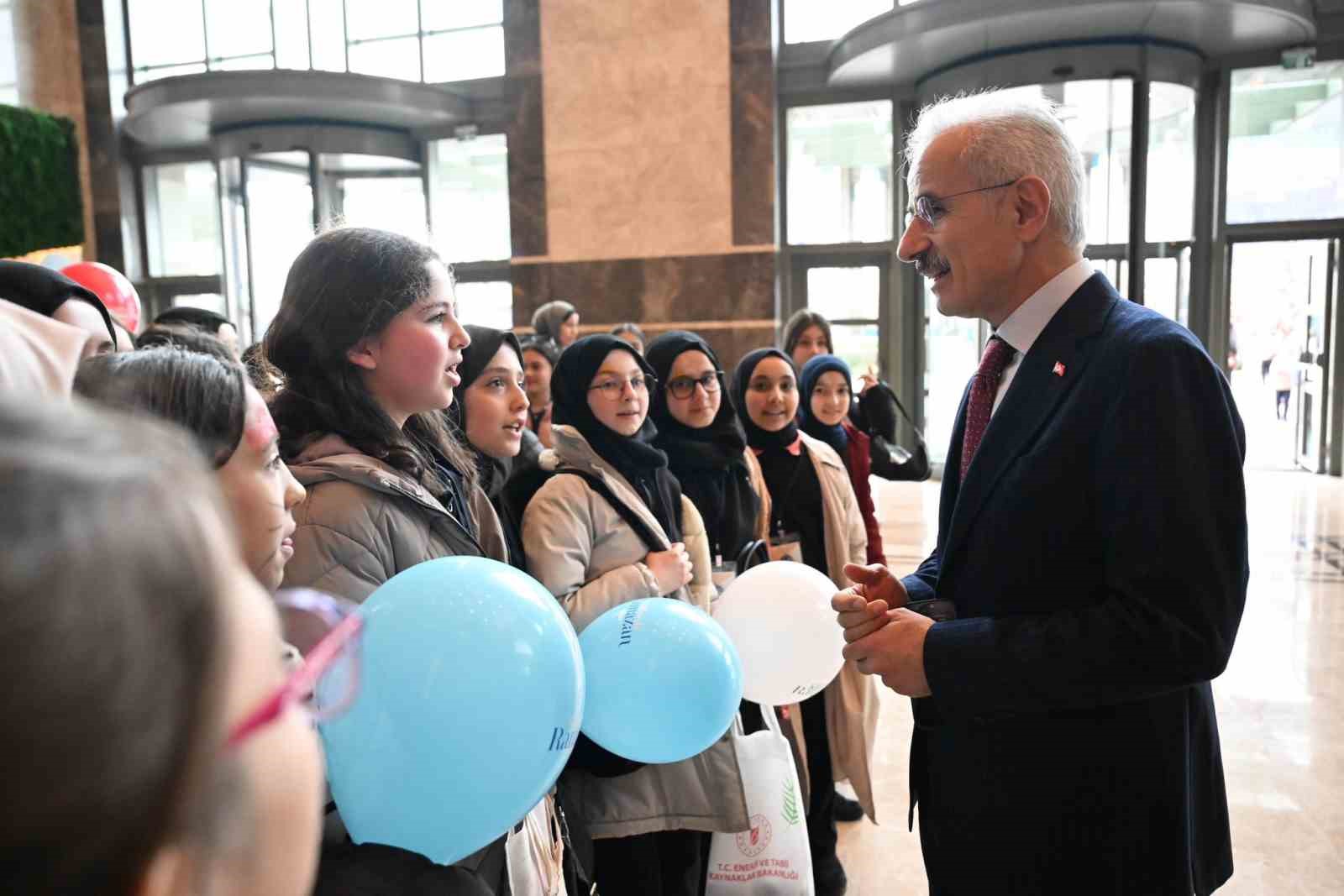 Bakan Uraloğlu: "&Ccedil;ocuklarımız dijital platformlarda olması gerektiği kadar olacaklar"
