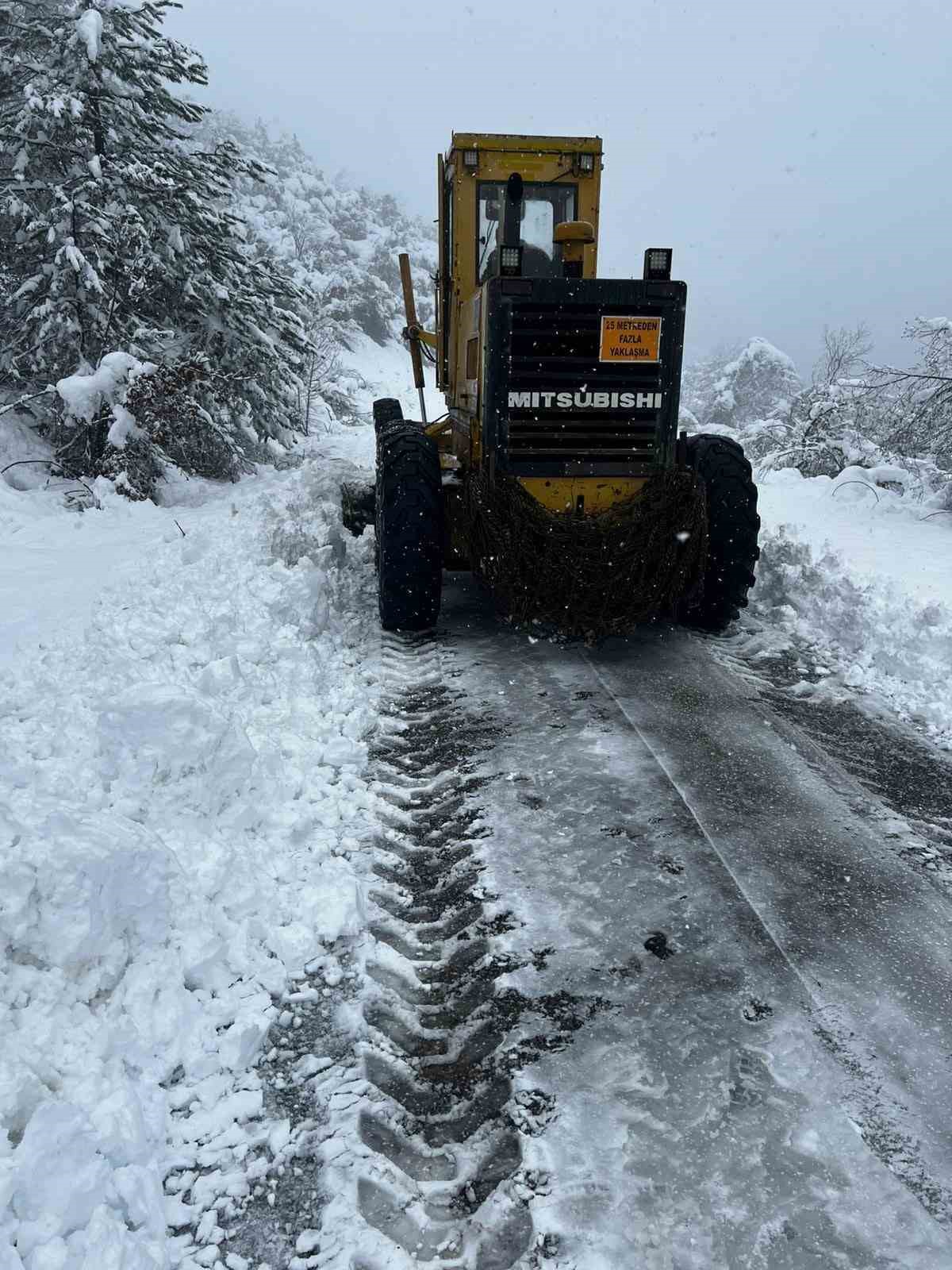 Bartın’da karla mücadele çalışmaları devam ediyor