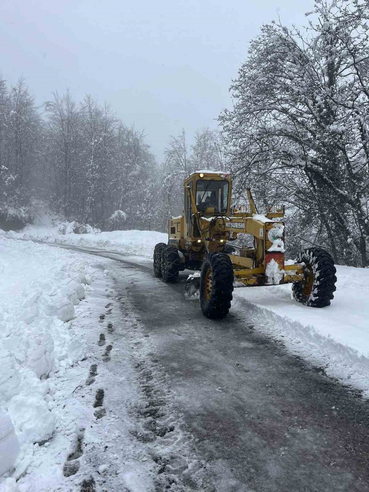 Bartın&rsquo;da karla m&uuml;cadele &ccedil;alışmaları devam ediyor
