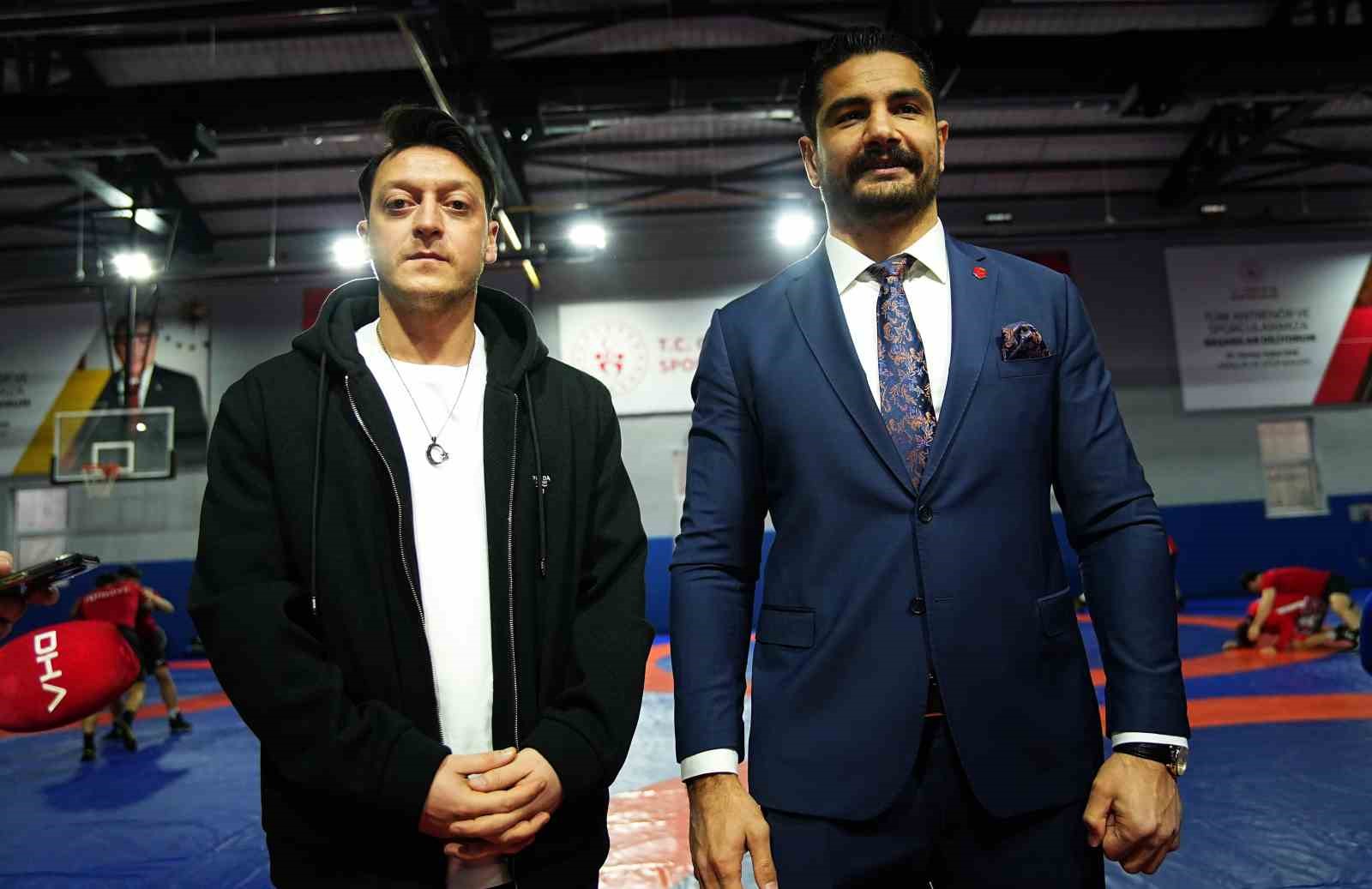 Mesut &Ouml;zil&rsquo;den G&uuml;reş Milli Takımı&rsquo;na ziyaret
