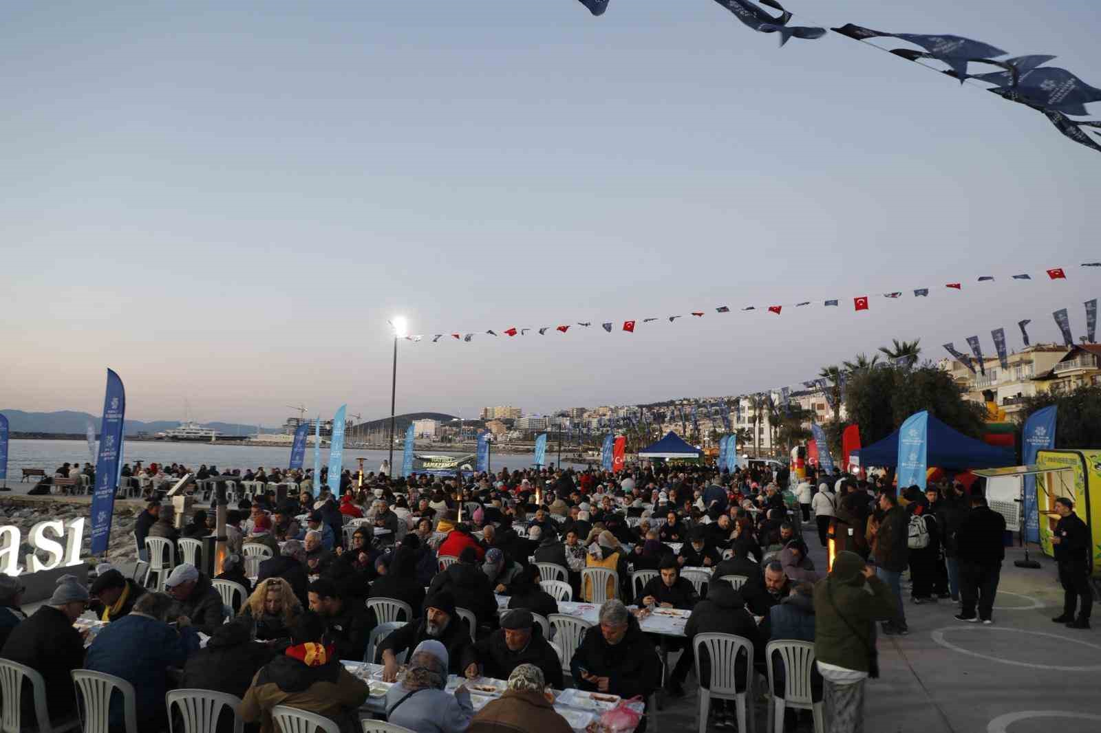 Kuşadası&rsquo;nda Aydın B&uuml;y&uuml;kşehir Belediyesi&rsquo;nin İftar Programı&rsquo;na vatandaşlardan yoğun ilgi
