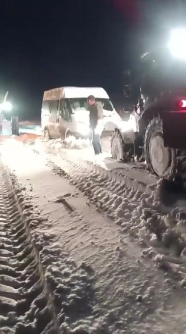 Kars’ta minibüs kara saplandı, mahsur kalan vatandaşlar kurtarıldı