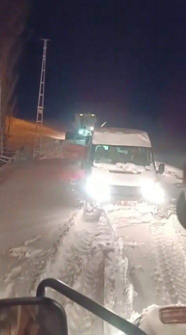 Kars&rsquo;ta minib&uuml;s kara saplandı, mahsur kalan vatandaşlar kurtarıldı
