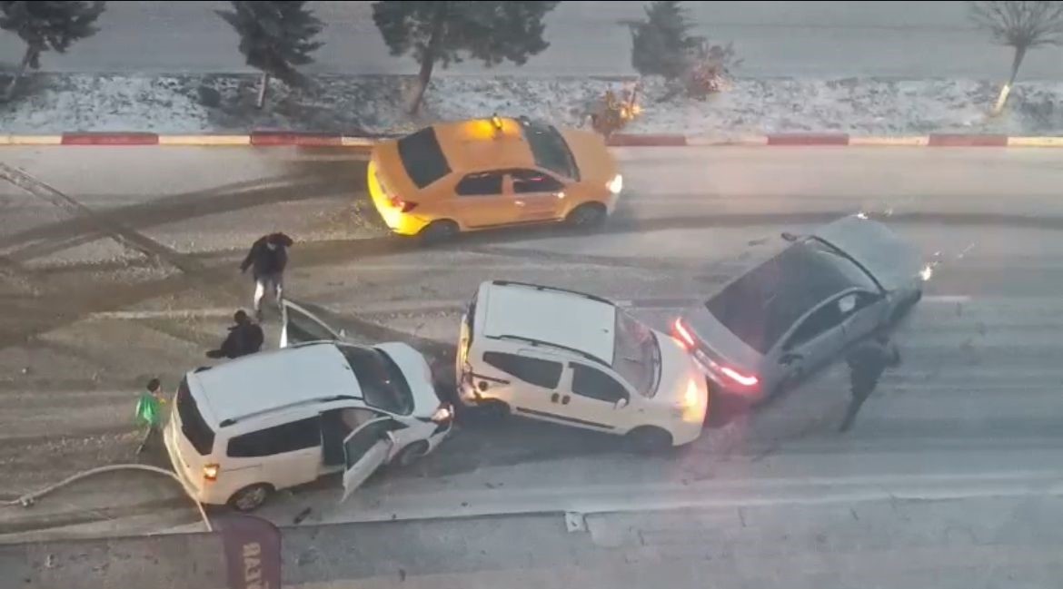 Siirt&rsquo;te 6 ara&ccedil;lı zincirleme kaza
