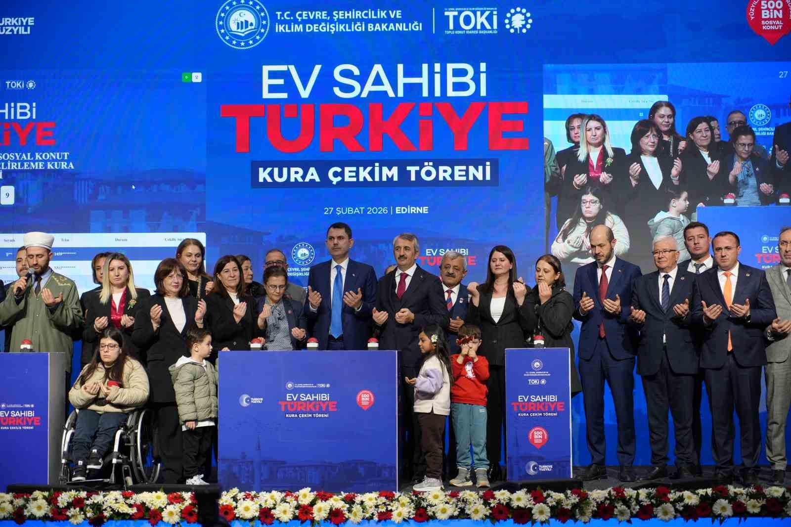 Bakan Kurum: "11 ilimizde eş zamanlı &ccedil;alışarak bir Avrupa &uuml;lkesi b&uuml;y&uuml;kl&uuml;ğ&uuml;ndeki alanı yeniden inşa ettik"
