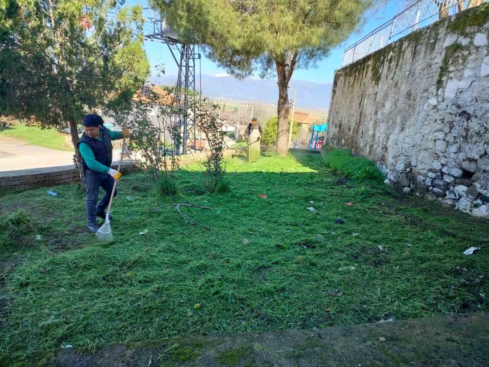 Efeler&rsquo;in yeşil alanlarında temizlik &ccedil;alışması s&uuml;r&uuml;yor
