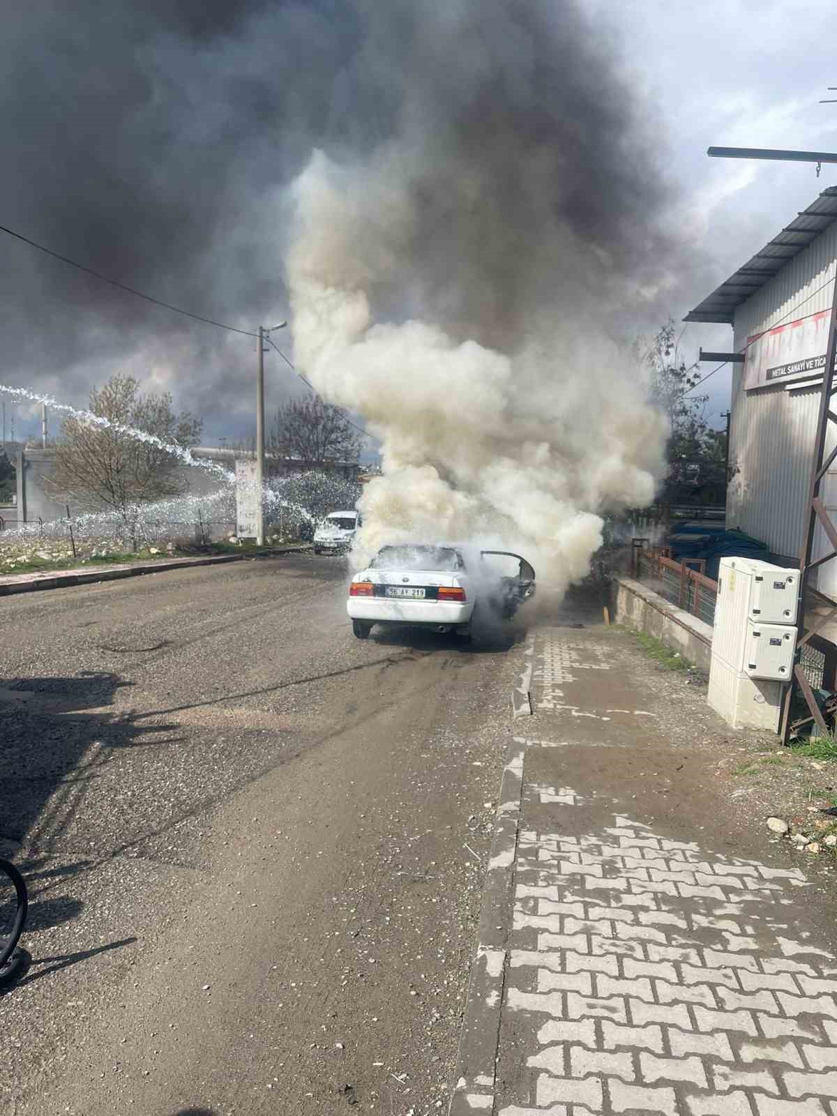 Siirt’te seyir halindeki otomobil alevlere teslim oldu