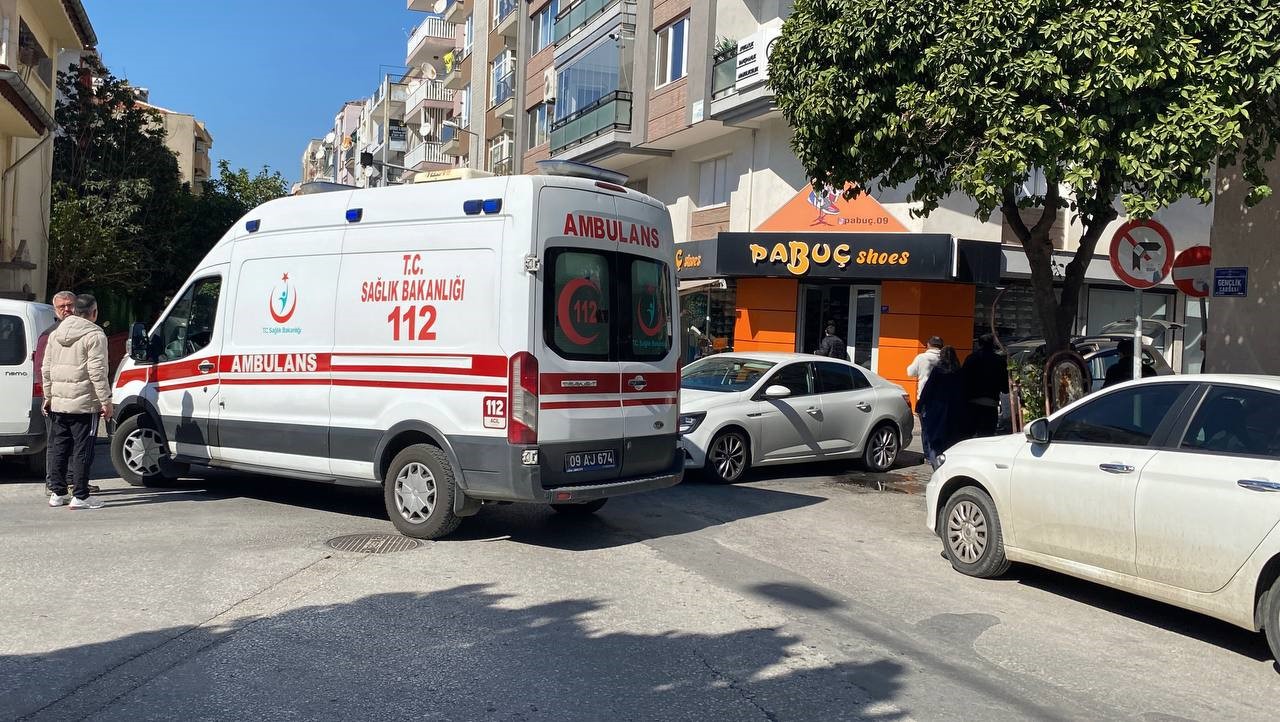 Aynı yerde 15 dakika ara ile kaza oldu, vatandaşlar duruma tepki g&ouml;sterdi
