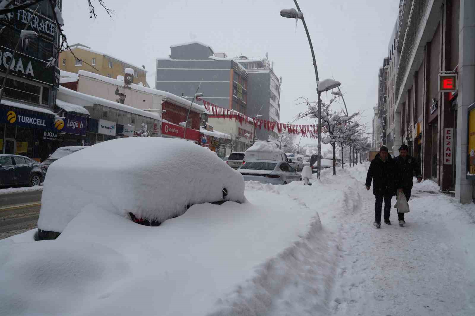 Kar Erzurum’u esir aldı, araçlar karın içinde kayboldu