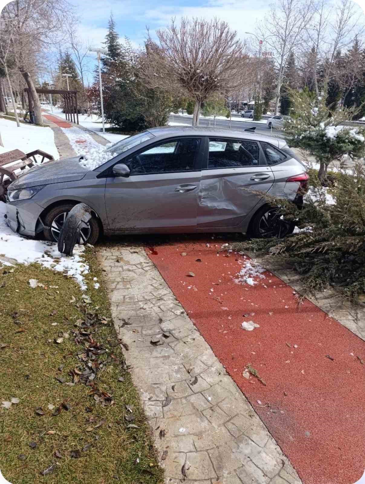 Elazığ’da otomobil kaldırıma çıktı: 1 yaralı