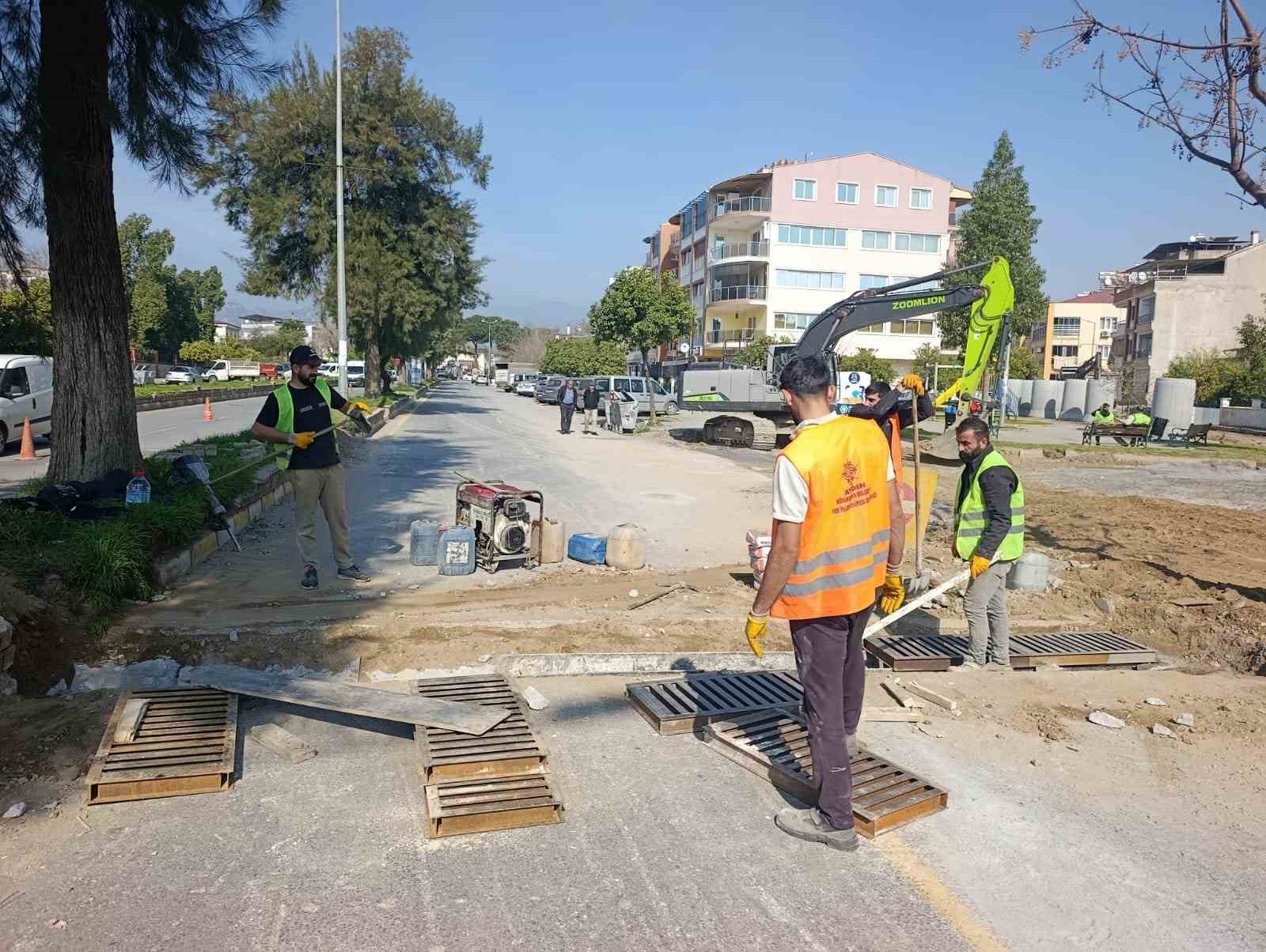 Büyükşehir ekipleri kentin dört bir yanında çalışmalarını sürdürüyor